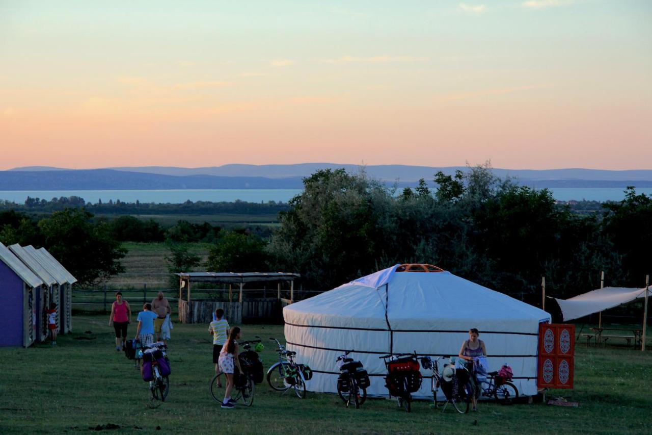 Dharma Horse Shelter Bungalows & Farmping Siófok Exteriör bild