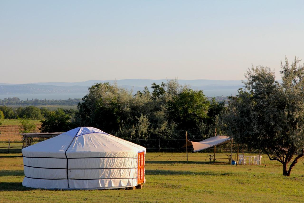 Dharma Horse Shelter Bungalows & Farmping Siófok Exteriör bild